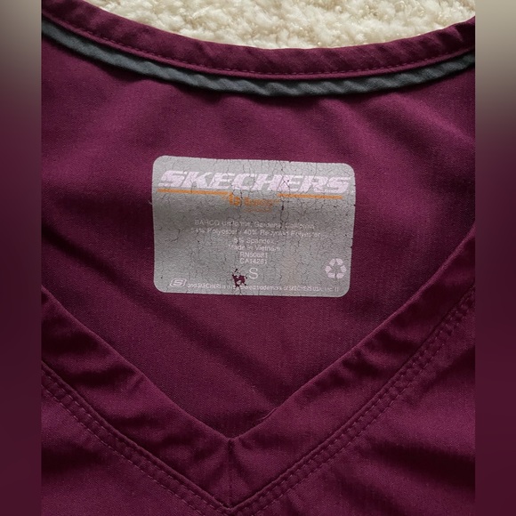 Skechers Scrub top Small Maroon - Picture 2 of 2